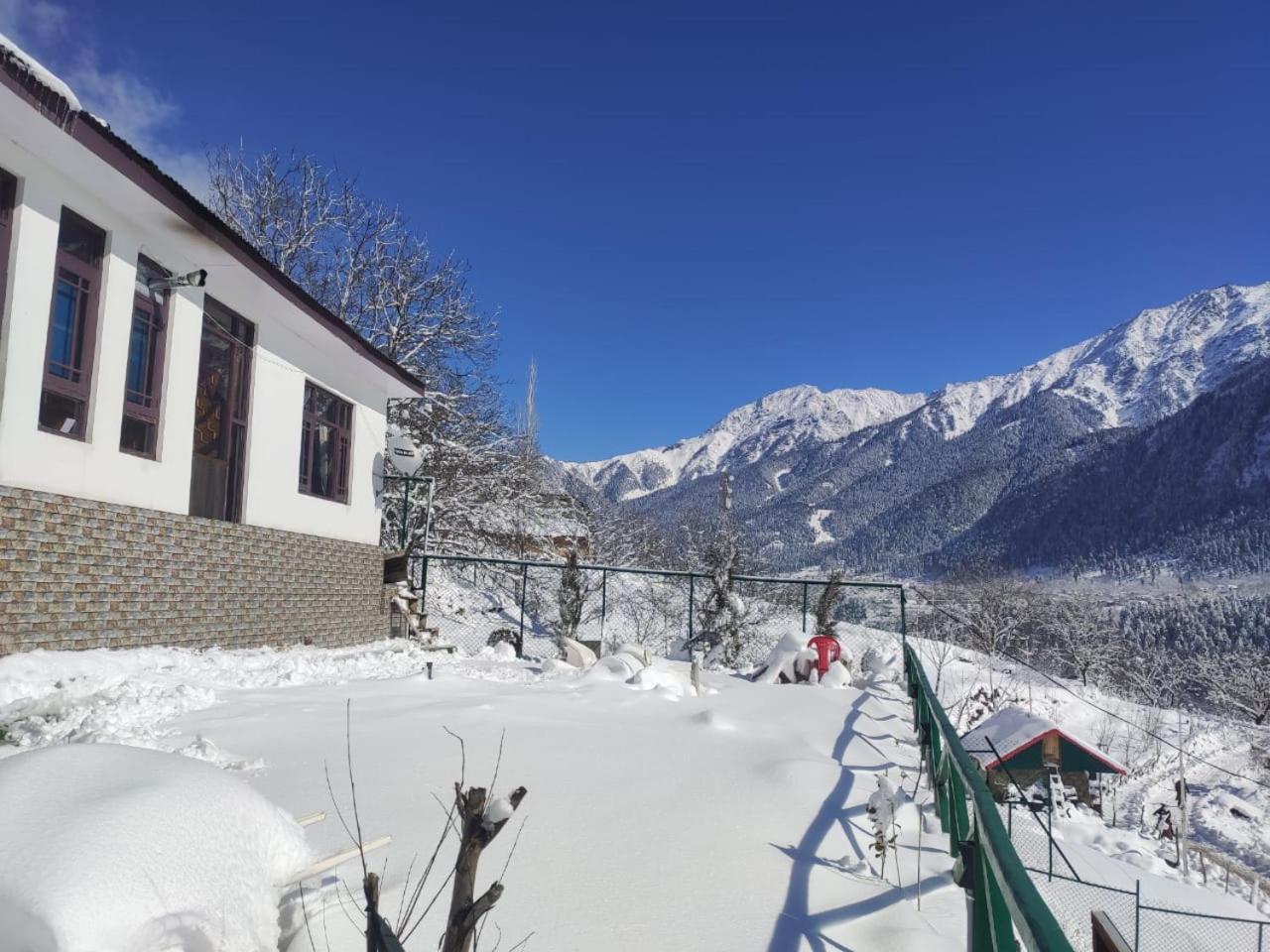 Batakut Cliff Cottage Pahalgam, Kashmir מראה חיצוני תמונה