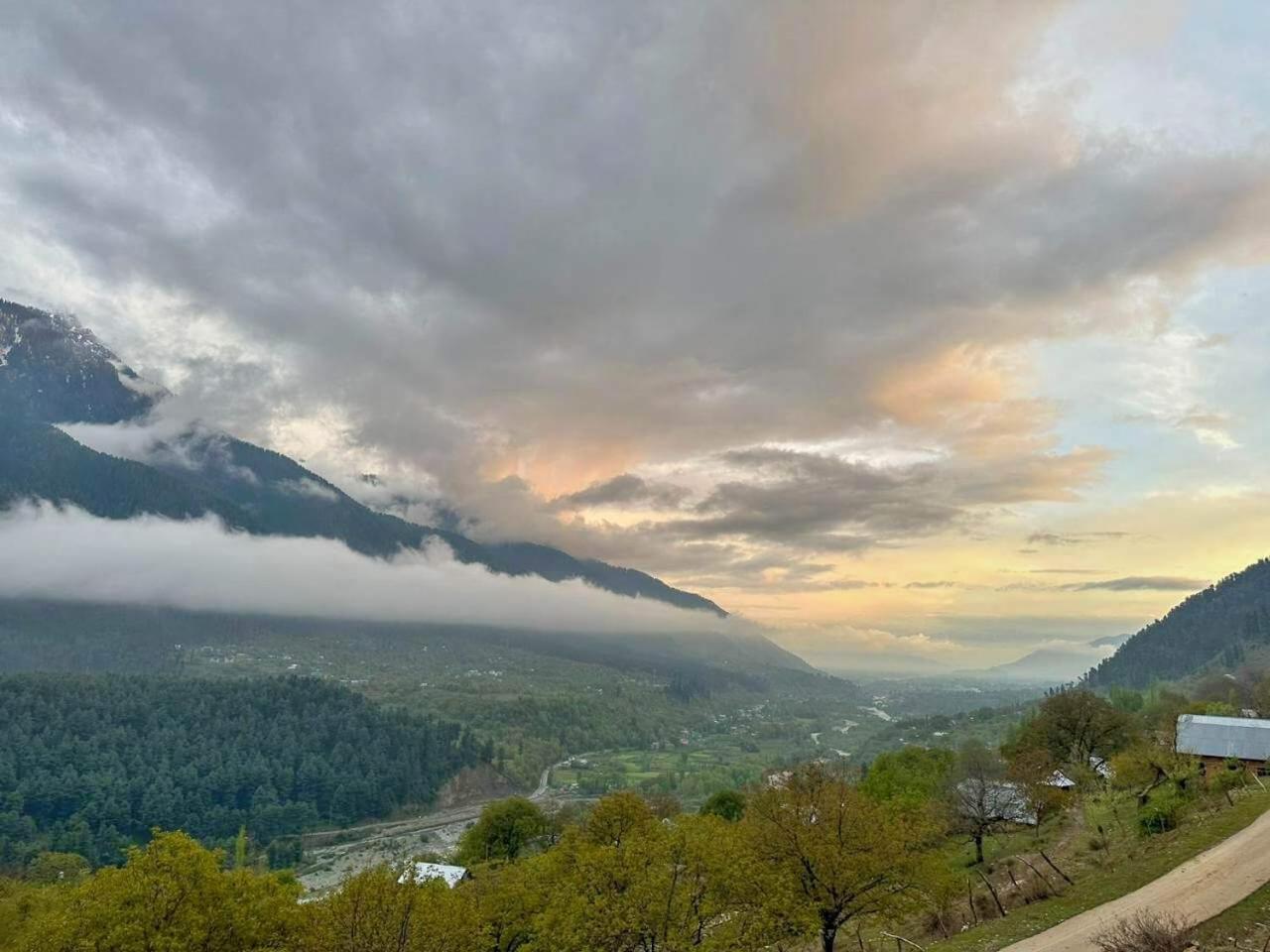 Batakut Cliff Cottage Pahalgam, Kashmir מראה חיצוני תמונה